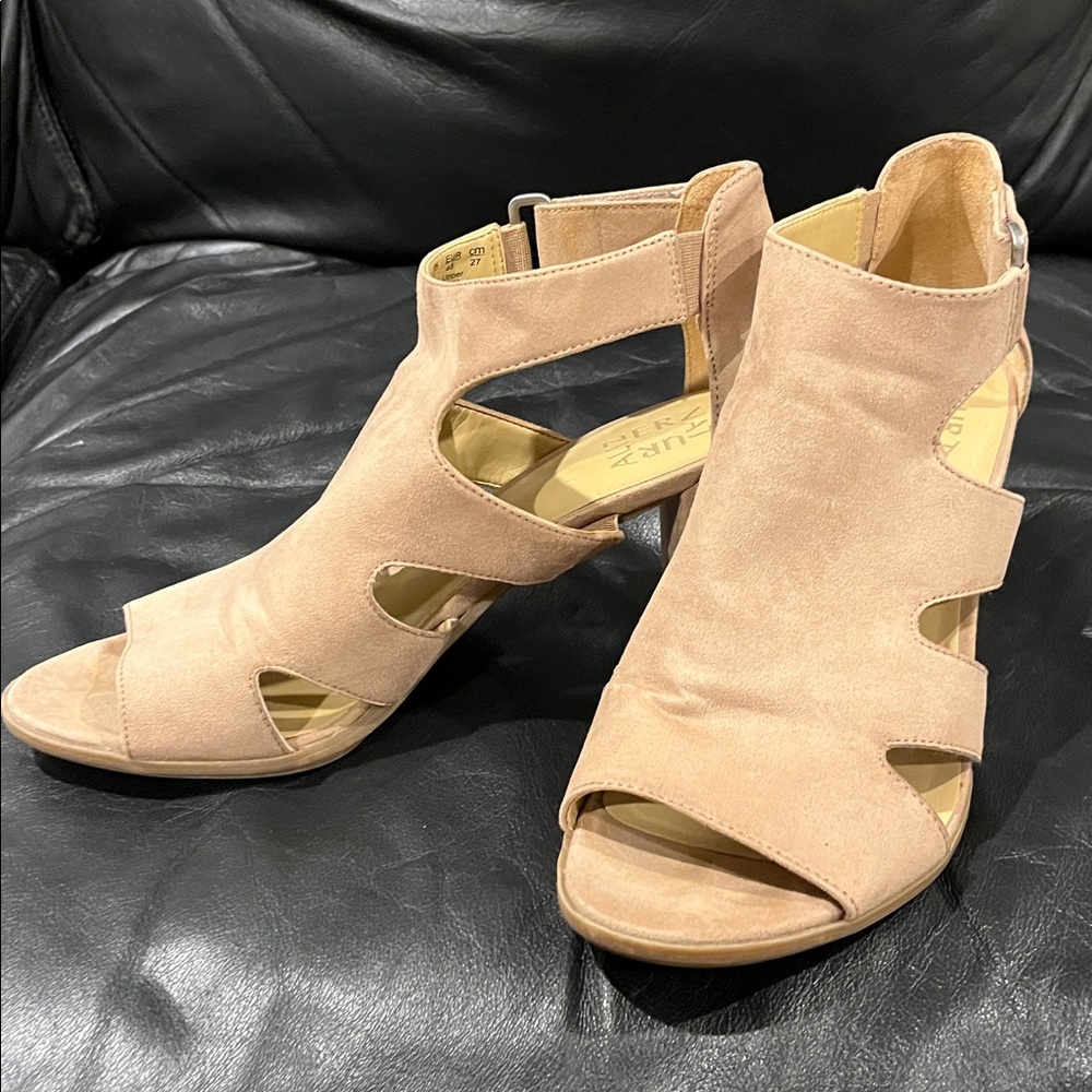 Beige Suede heels Sz. 10